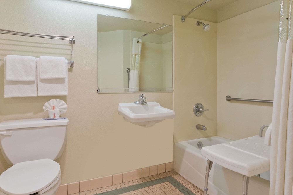 Days Inn by Wyndham Lathrop 10/37