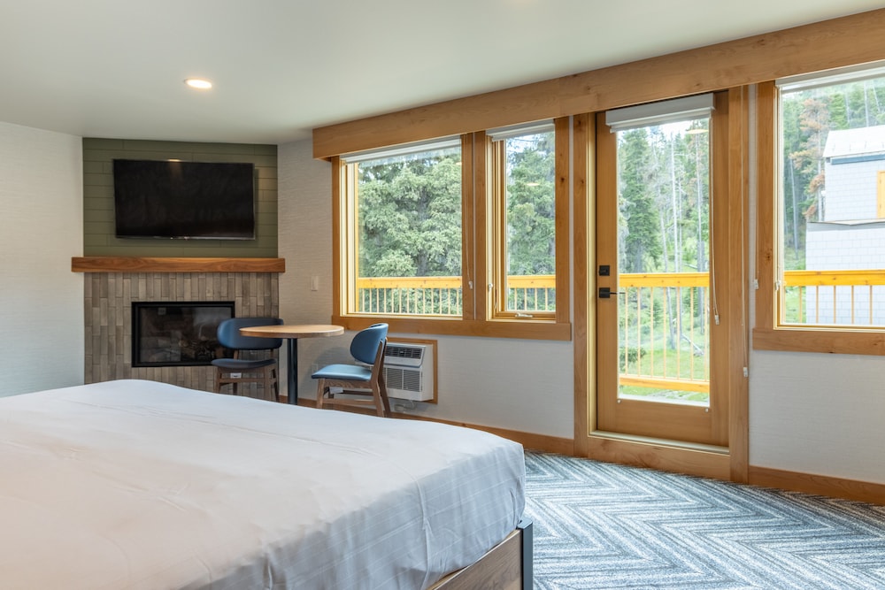 SUPERIOR, STUDIO, SUITE, KING BED