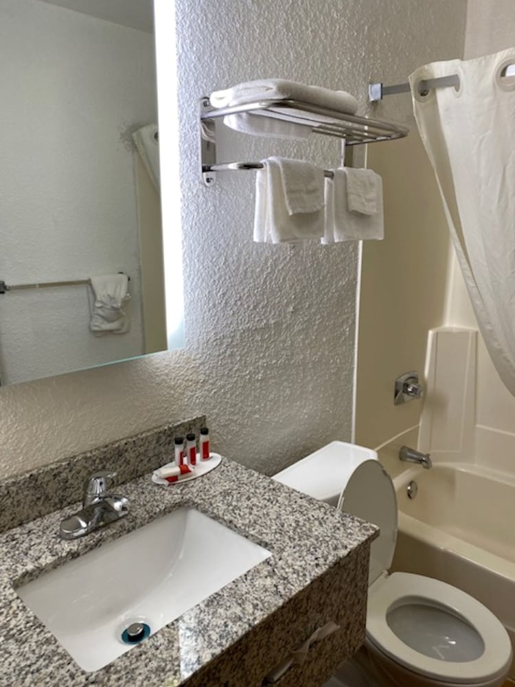 Super 8 by Wyndham Elizabethtown 24/61