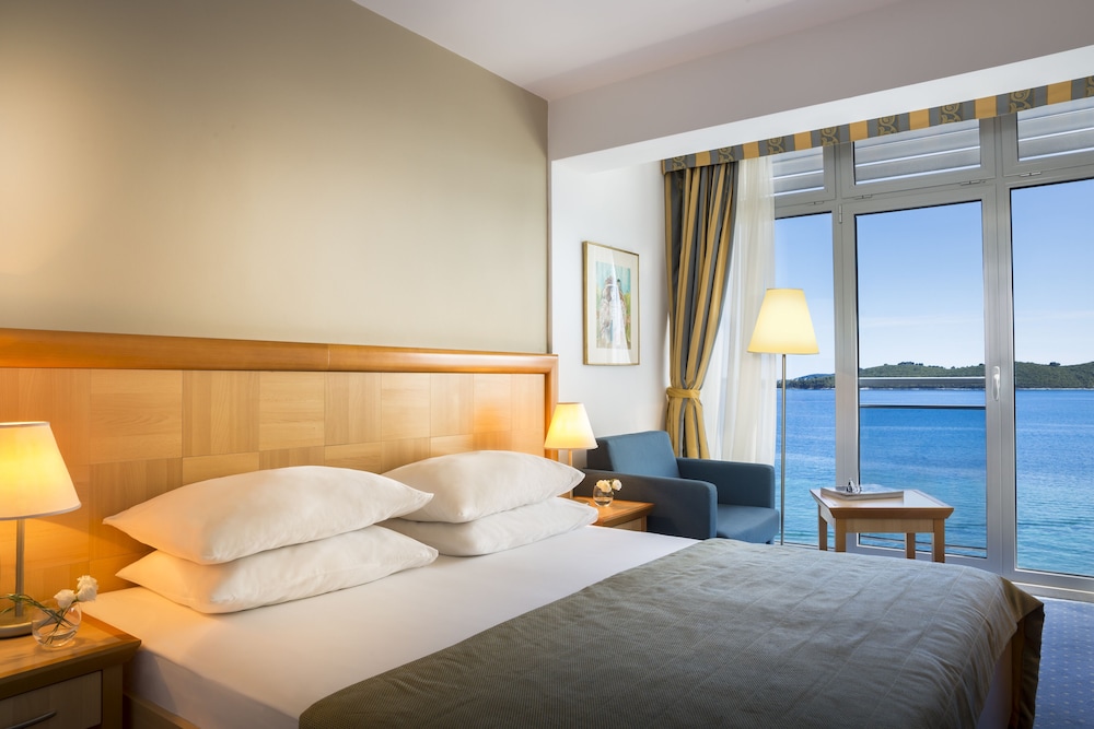 Superior, Queen Bed, Sea Side