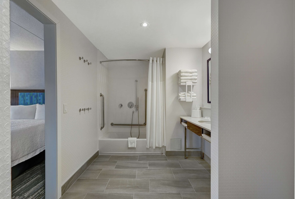 Hampton Inn Peterborough 17/40