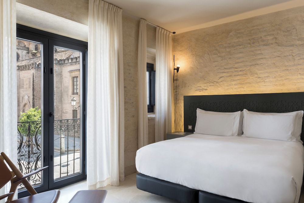 SUITE, WITH VIEW