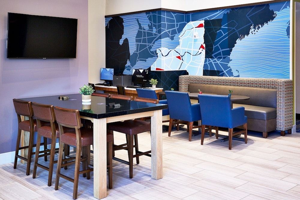 Holiday Inn Express NYC Brooklyn - Sunset Park 40/52