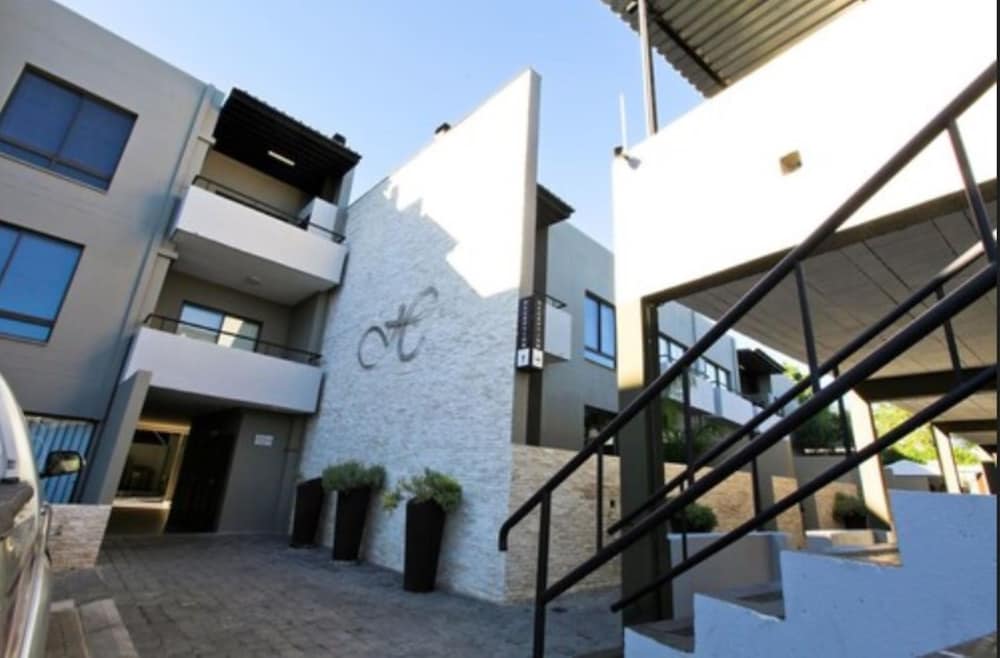 Hillside Executive Accommodation 8/59