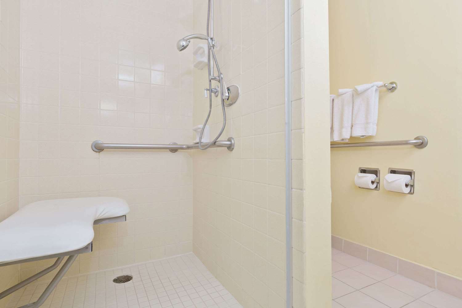 Ramada By Wyndham Santa Barbara 42/42