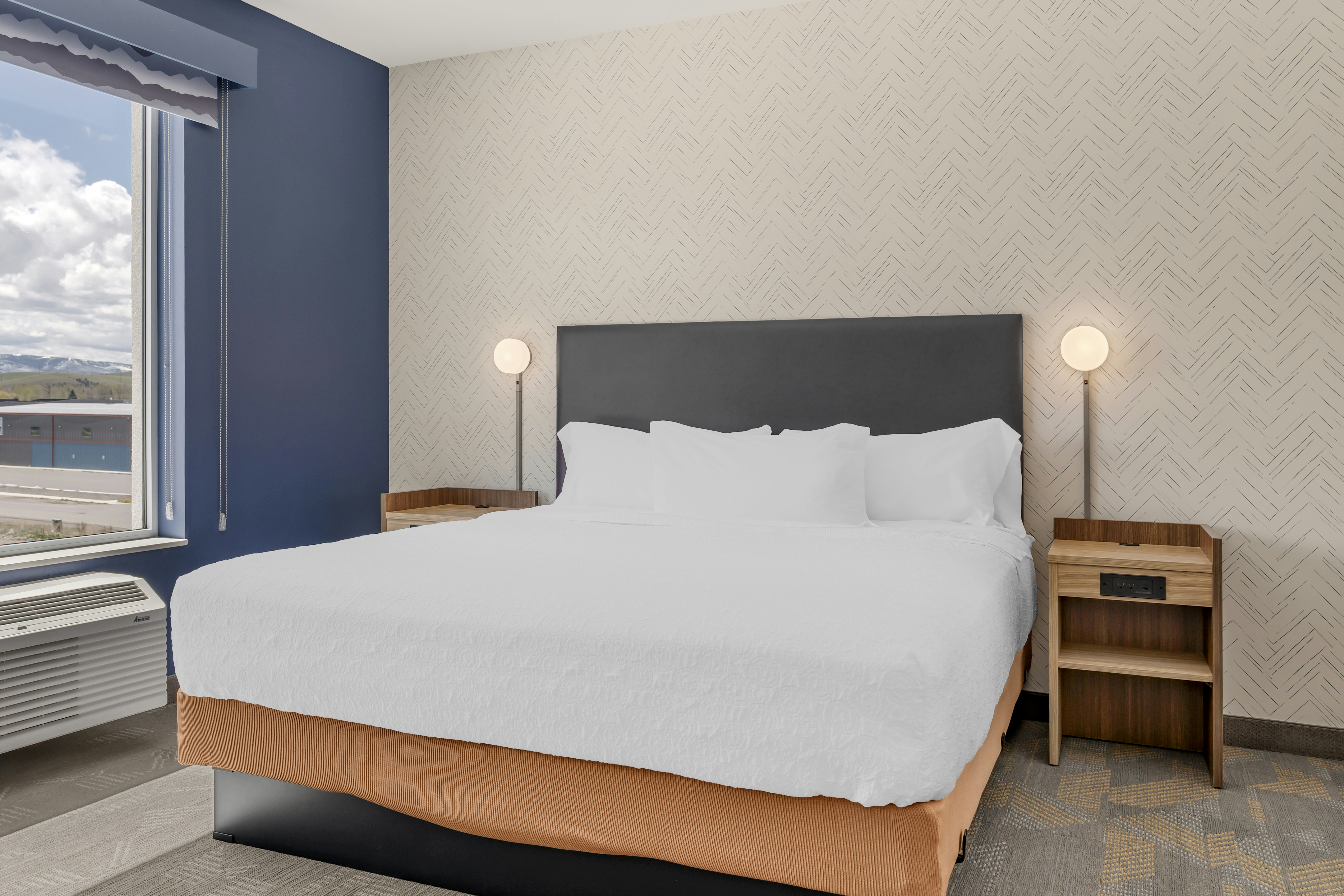 غرفة بسرير كينج بإطلالة على الجبل بغرفة نوم واحدة، Home2 Suites by Hilton Bozeman Four Corners 4/9