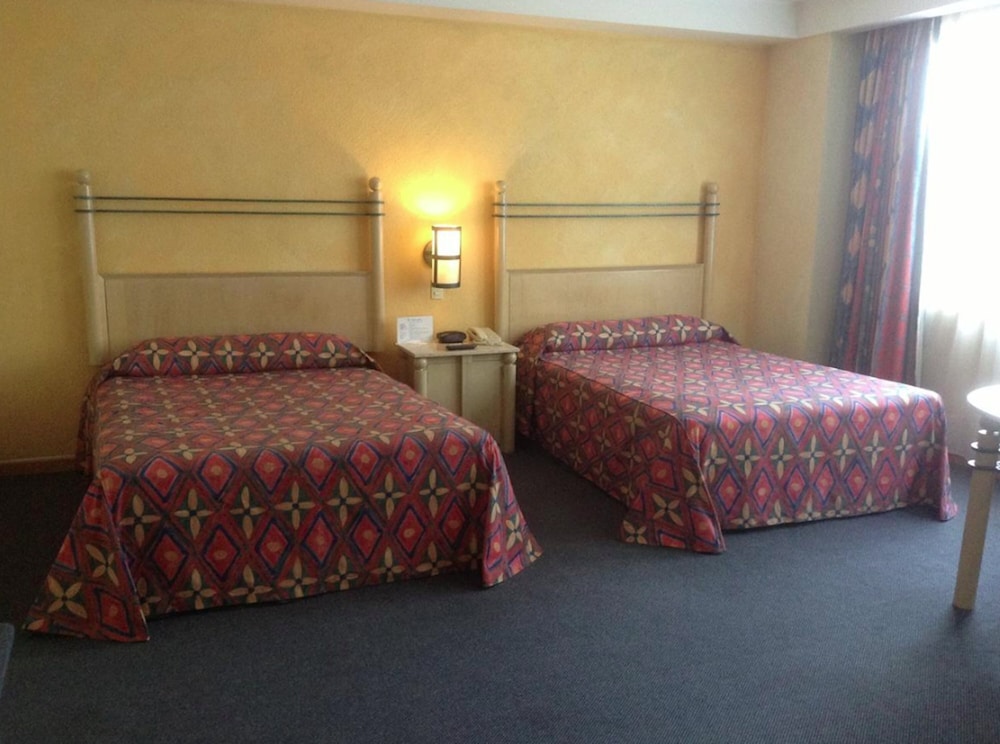 STANDARD, 2 DOUBLE BEDS