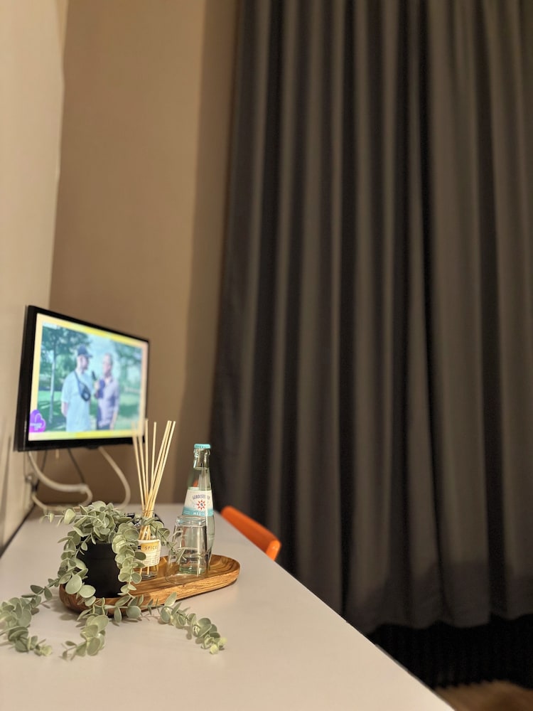 Colour Hotel 23/27