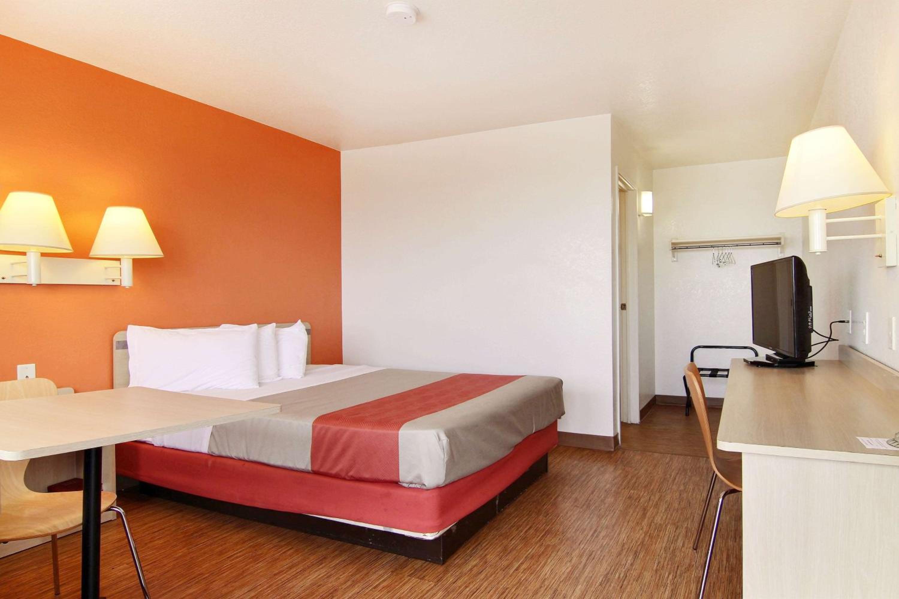 1 Queen Bed - ADA/RI Shower 6/10