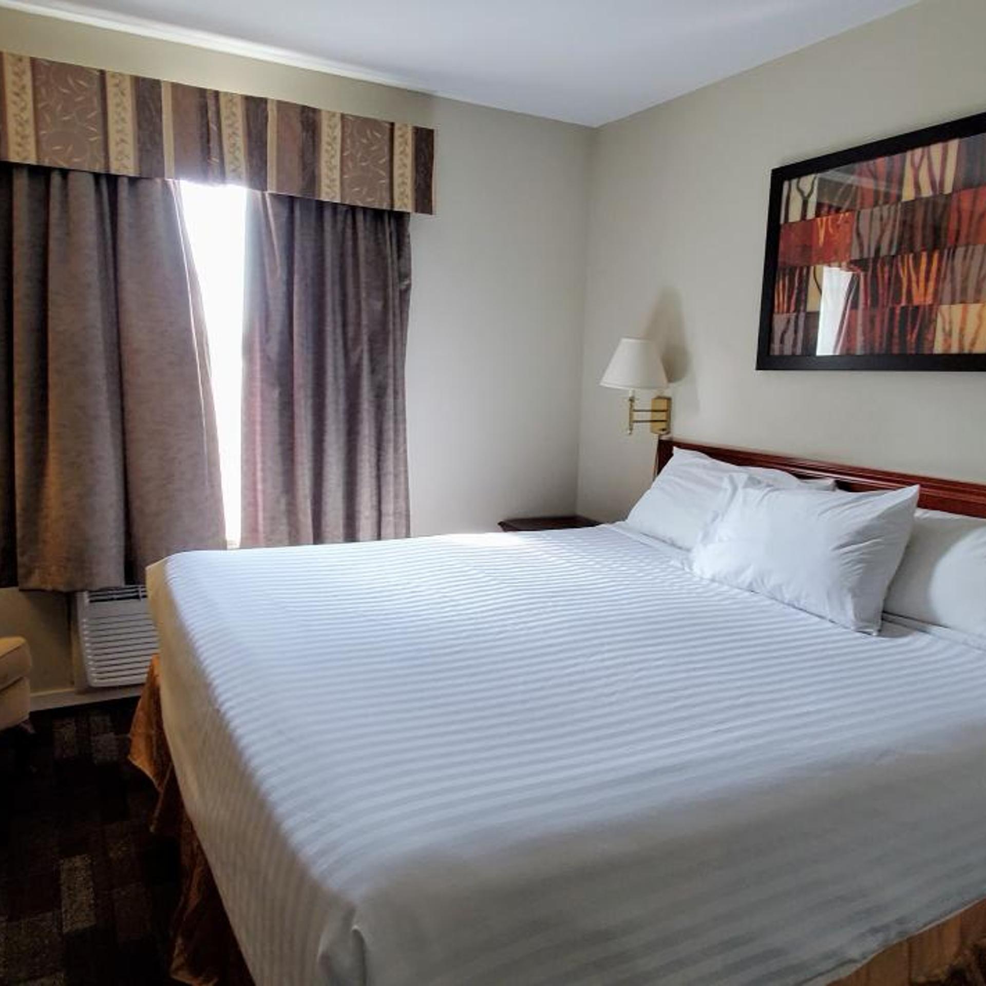 جناح ديلوكس بسرير كينج، Travelodge By Wyndham Stony Plain 2/8