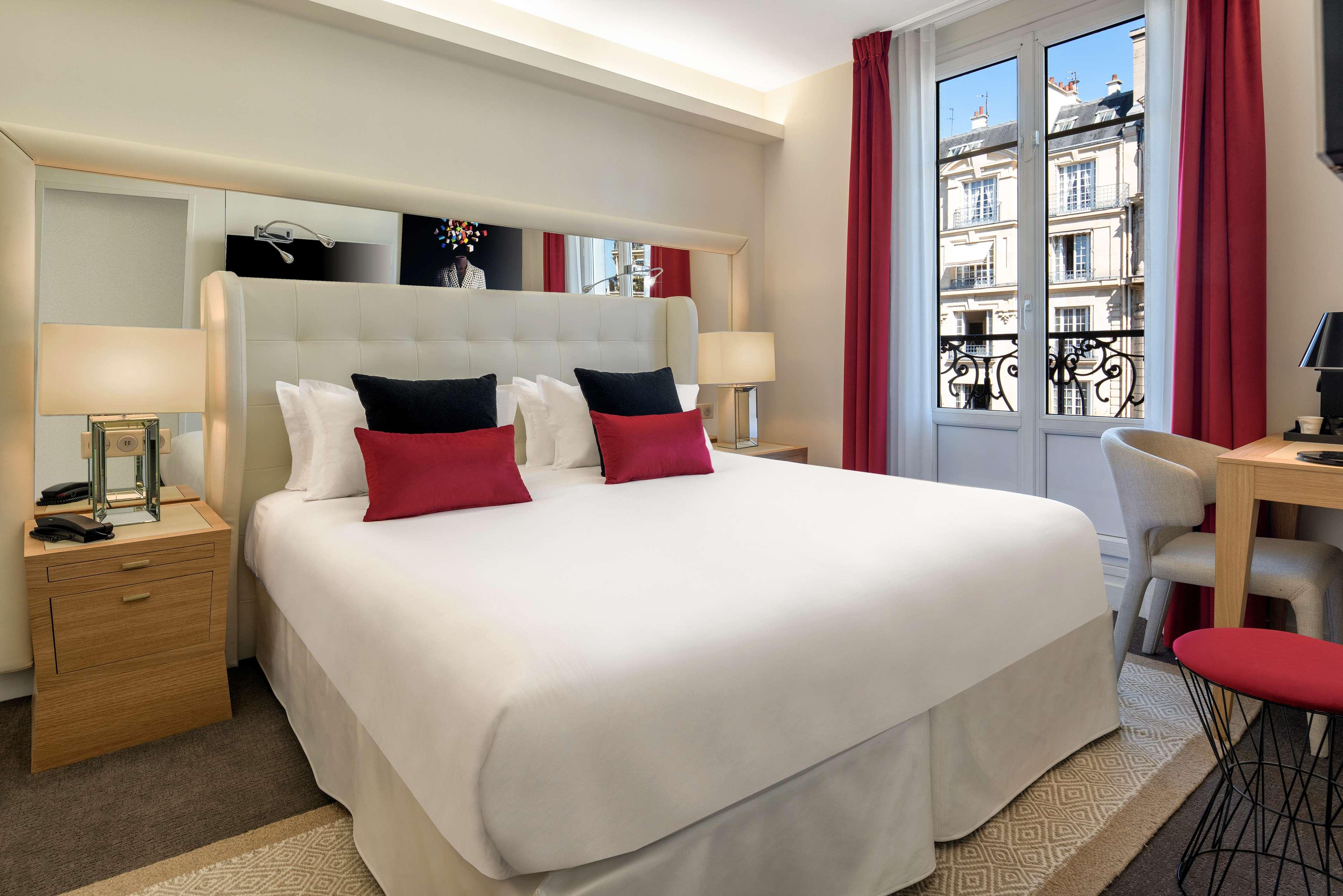 GUEST ROOM, KING BED, CITY VIEW