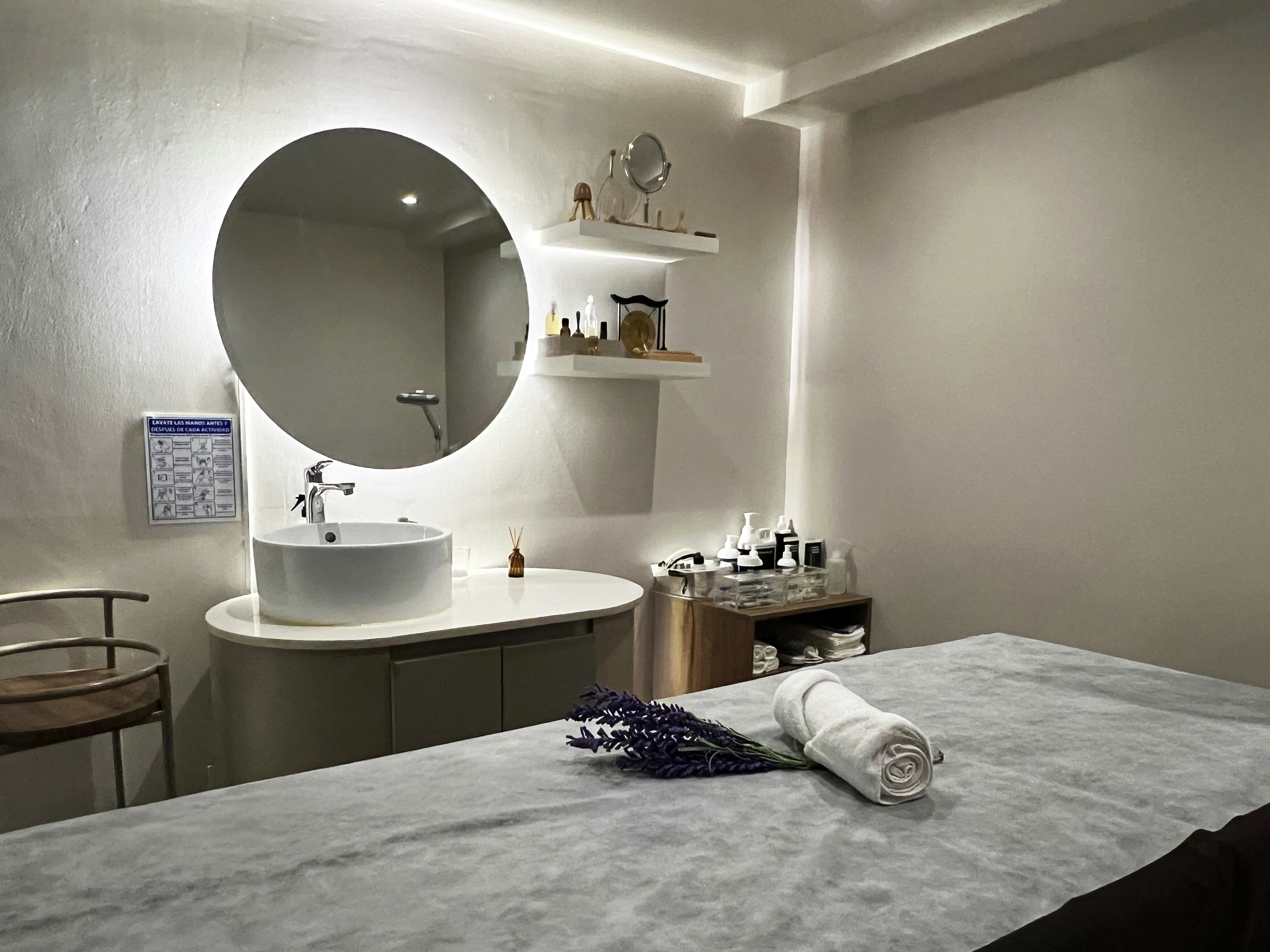 York Medellin, Curio Collection by Hilton 60/60