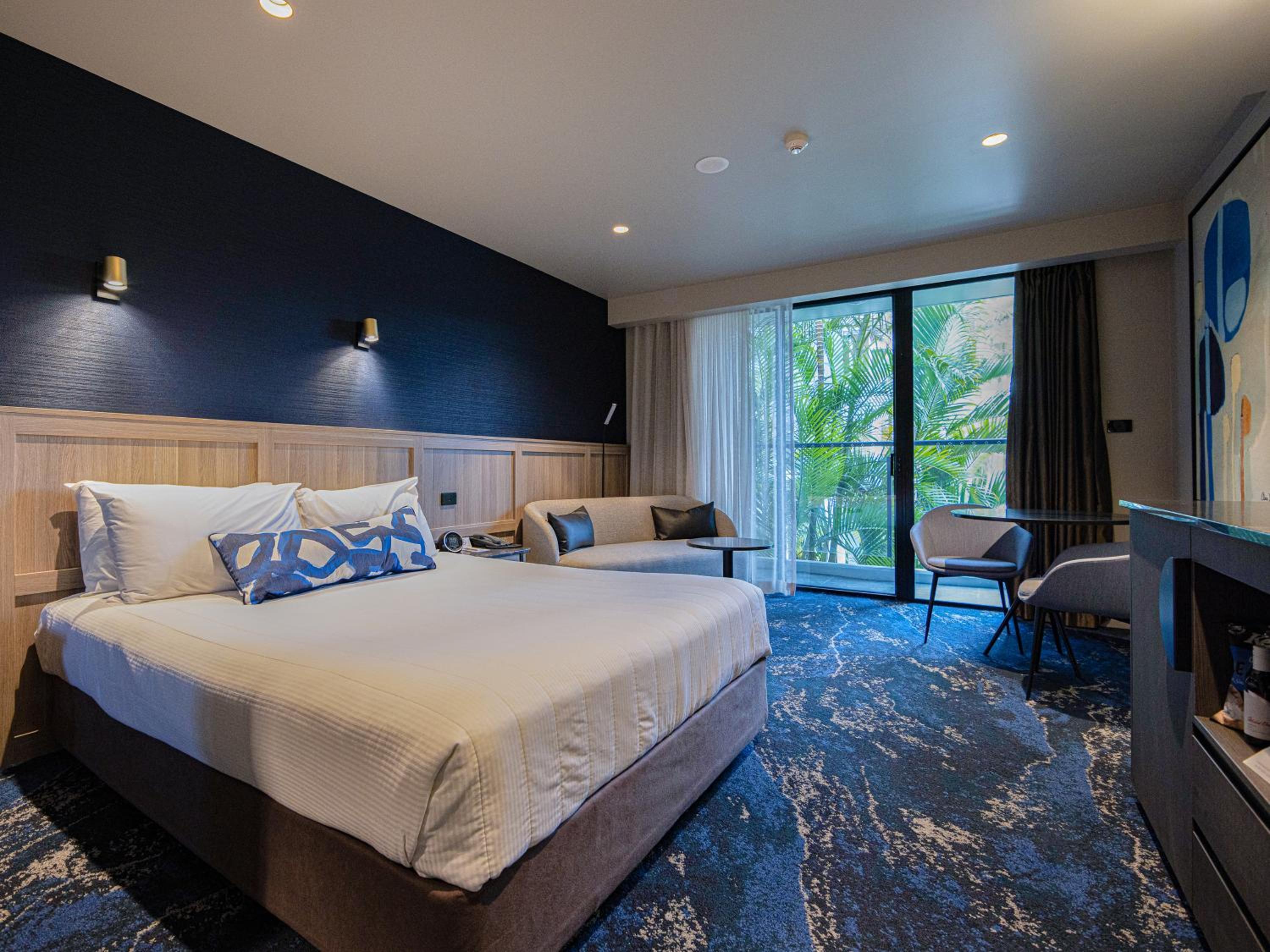 SUPERIOR, QUEEN BED