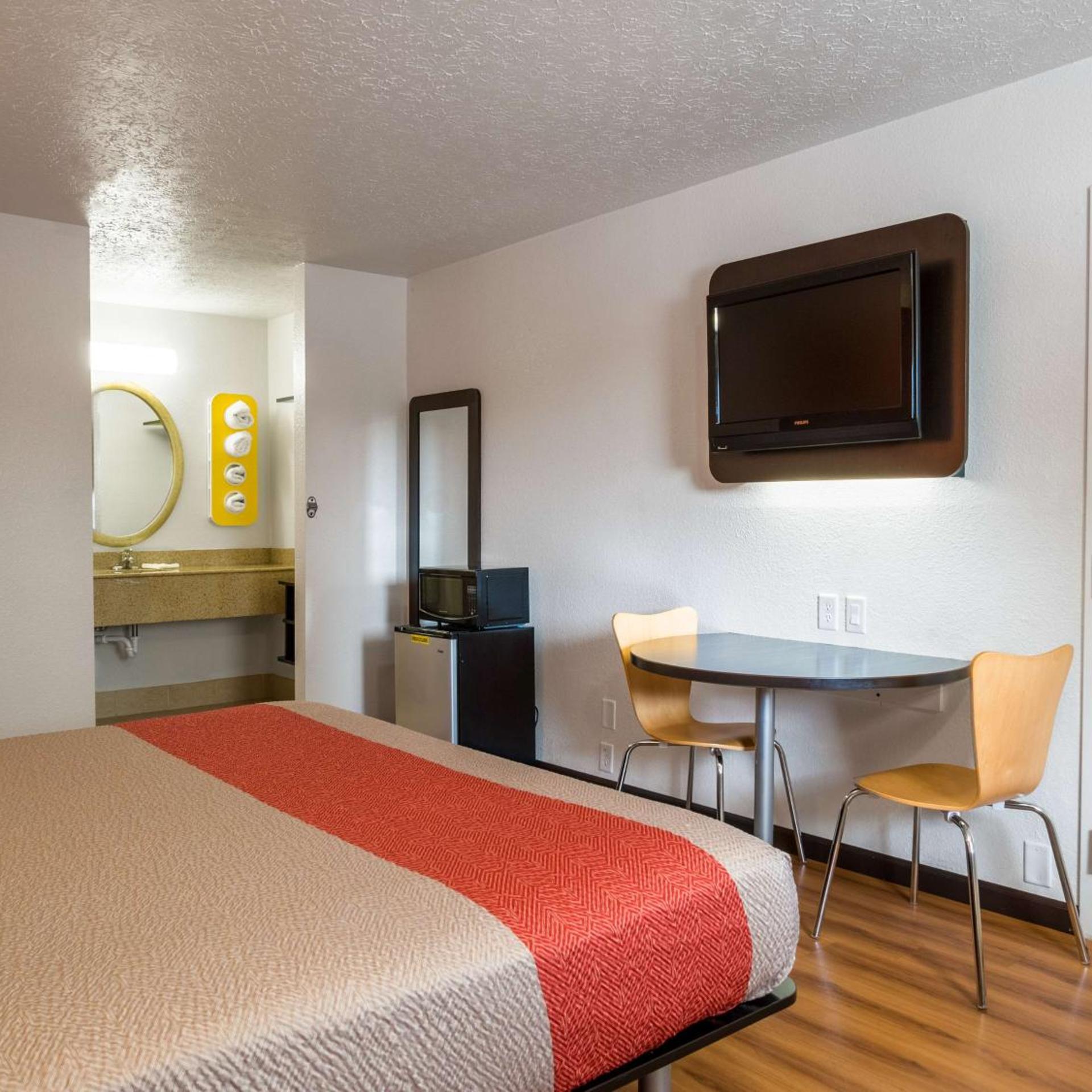 غرفة بسرير كينج، Motel6 Columbus, OH - OSU 7/9