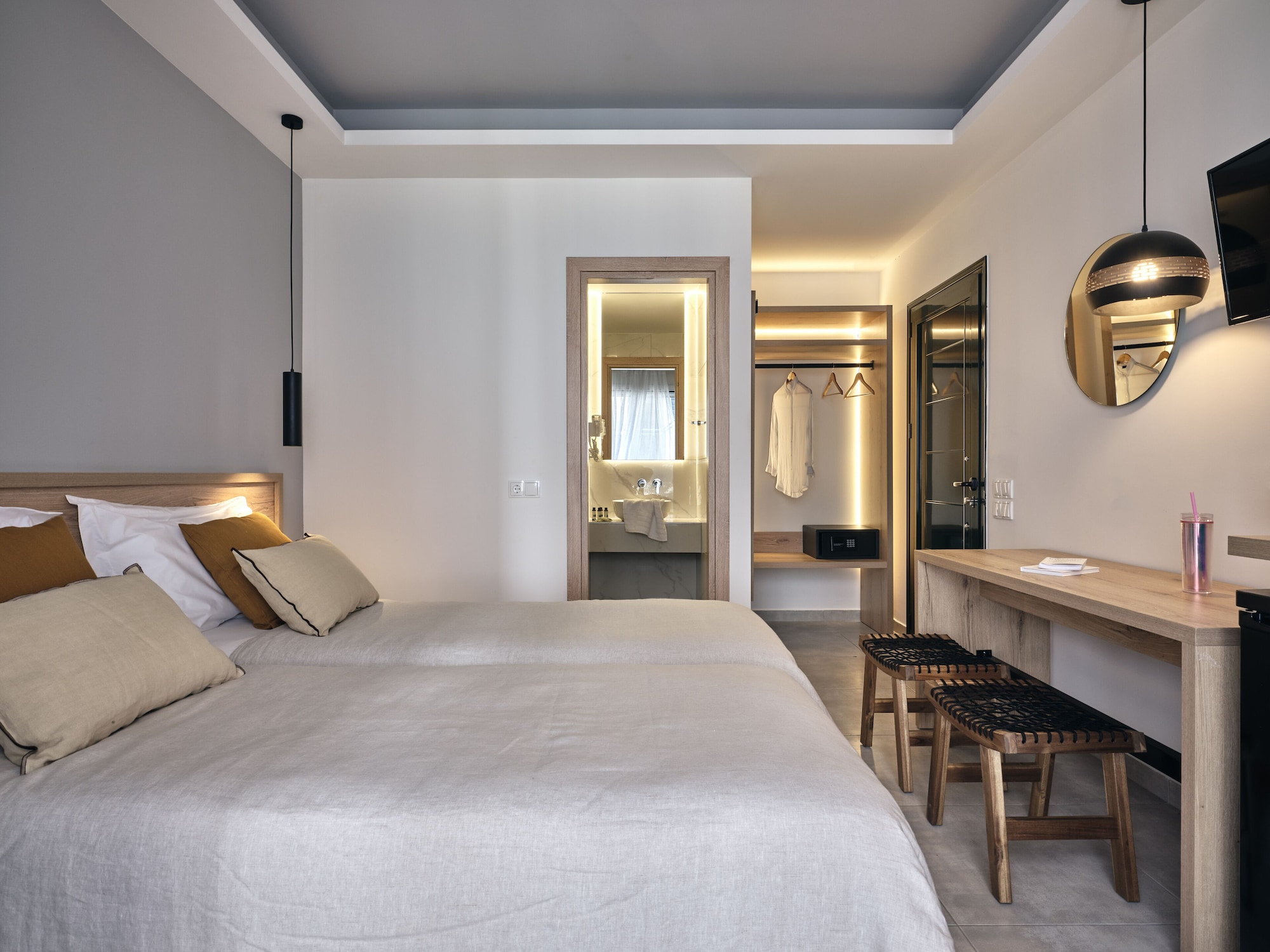 DELUXE, DOUBLE OR TWIN BED