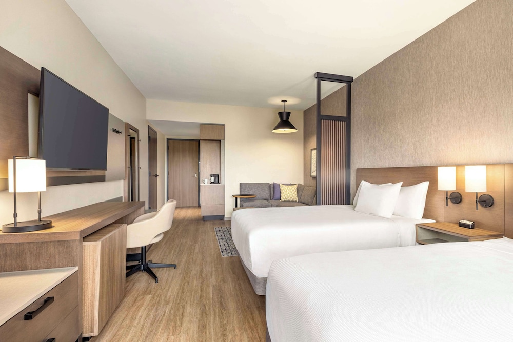 ROOM, 2 QUEEN BEDS, SOFA, HIGH FLOOR