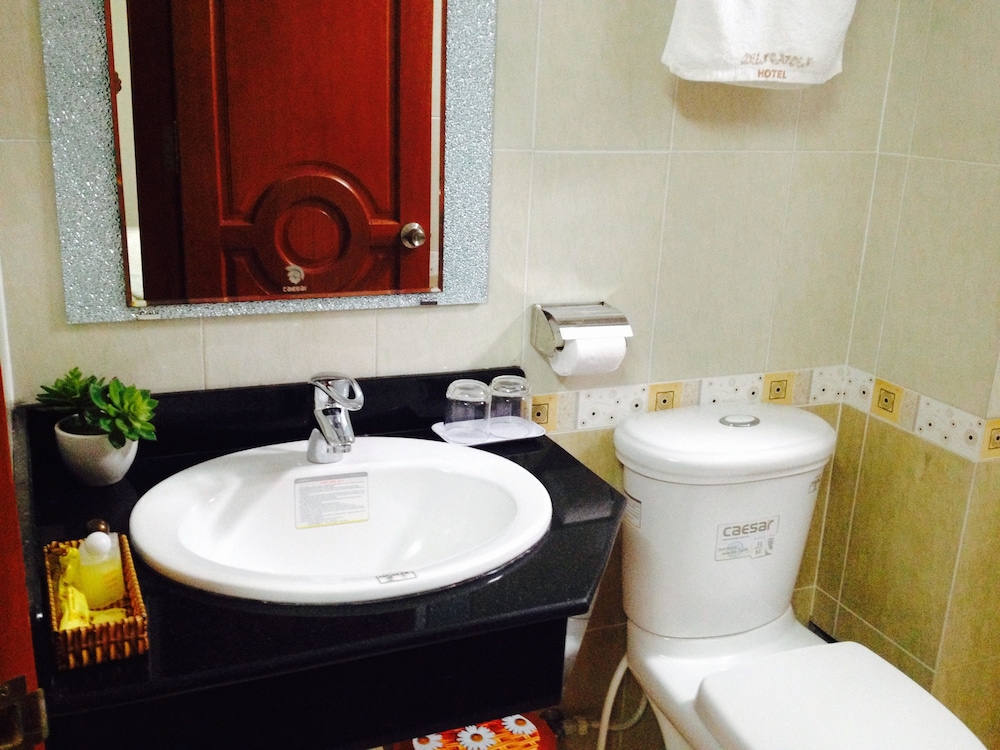 Queen Garden Hotel 61/65