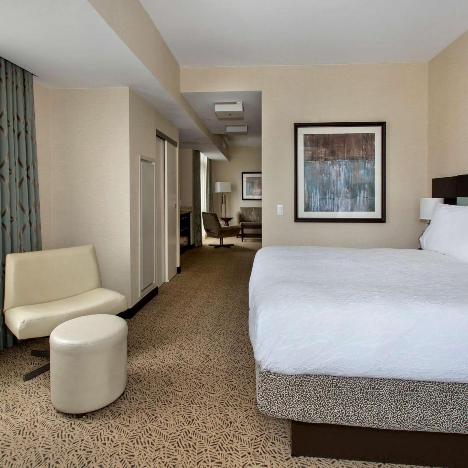 JUNIOR SUITE, KING BED, SOFA