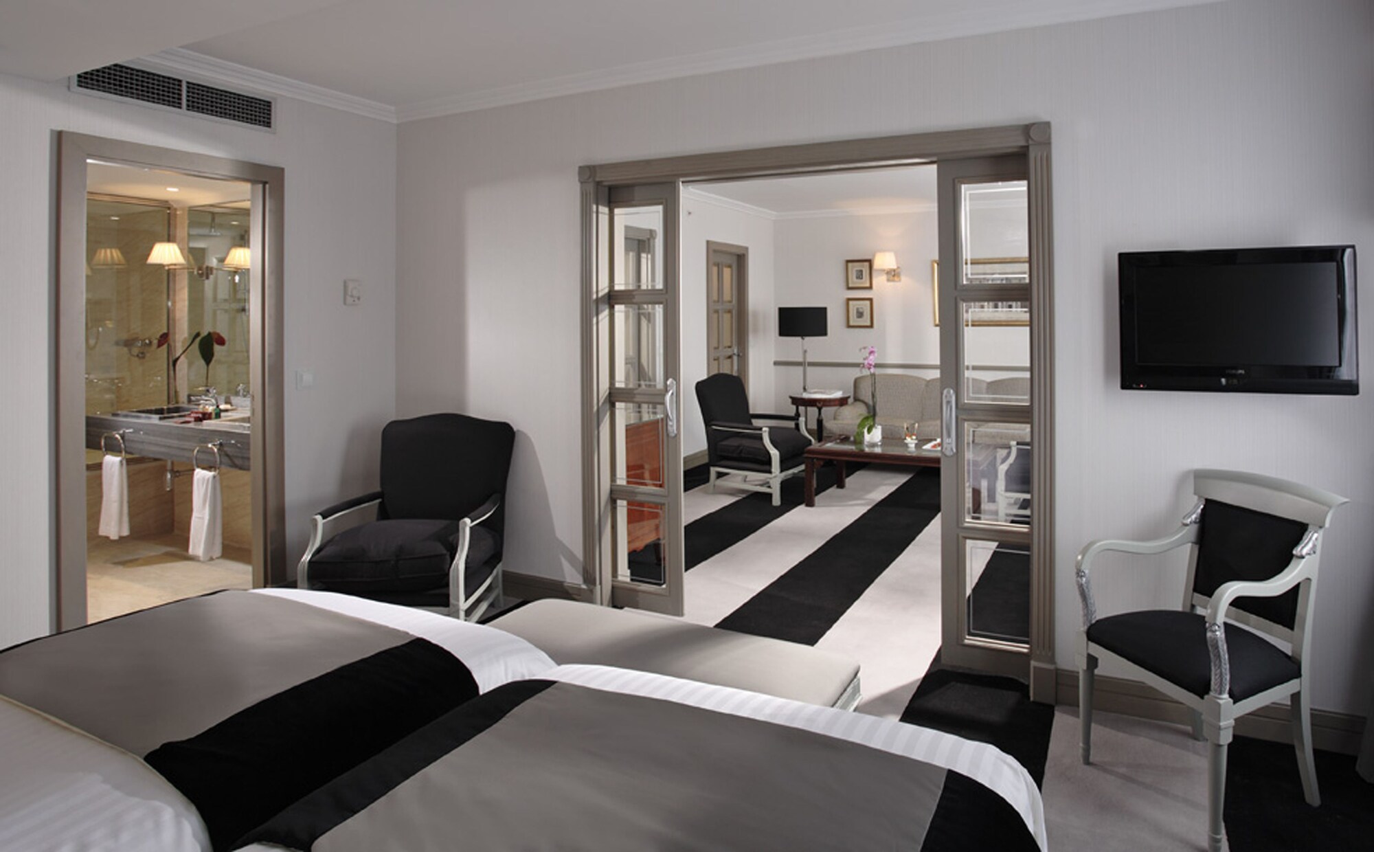 GRAND, THE LEVEL, SUITE