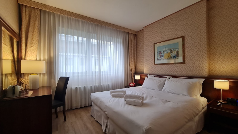 SUPERIOR, DOUBLE OR TWIN BED