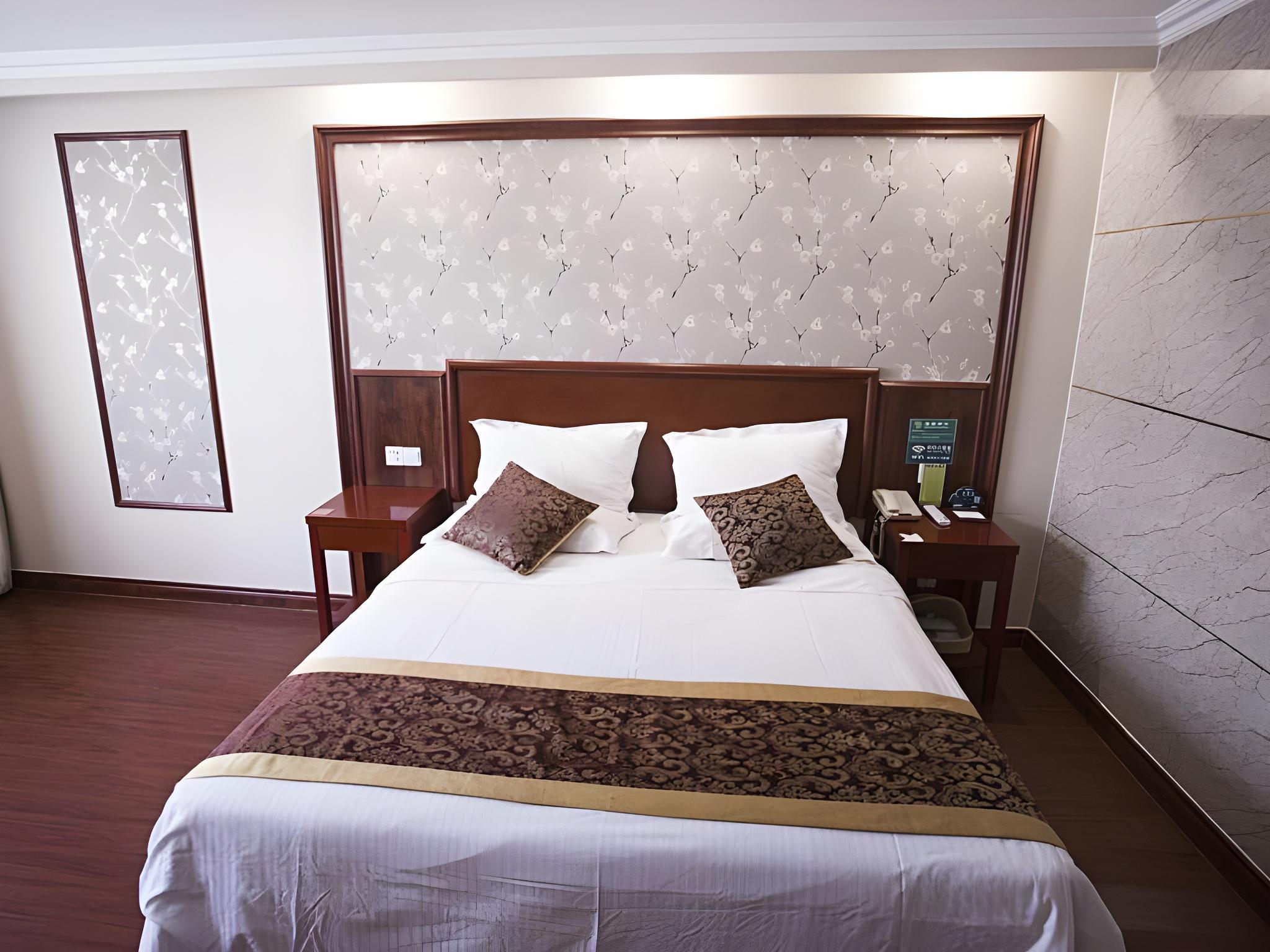 BUSINESS, QUEEN BED