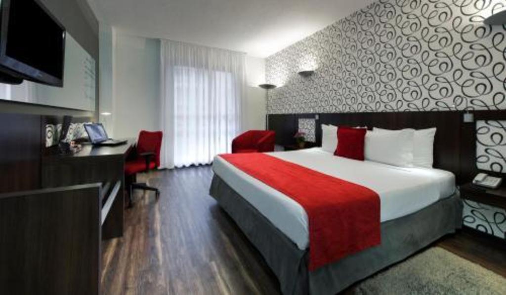 UPGRADE, QUEEN BED