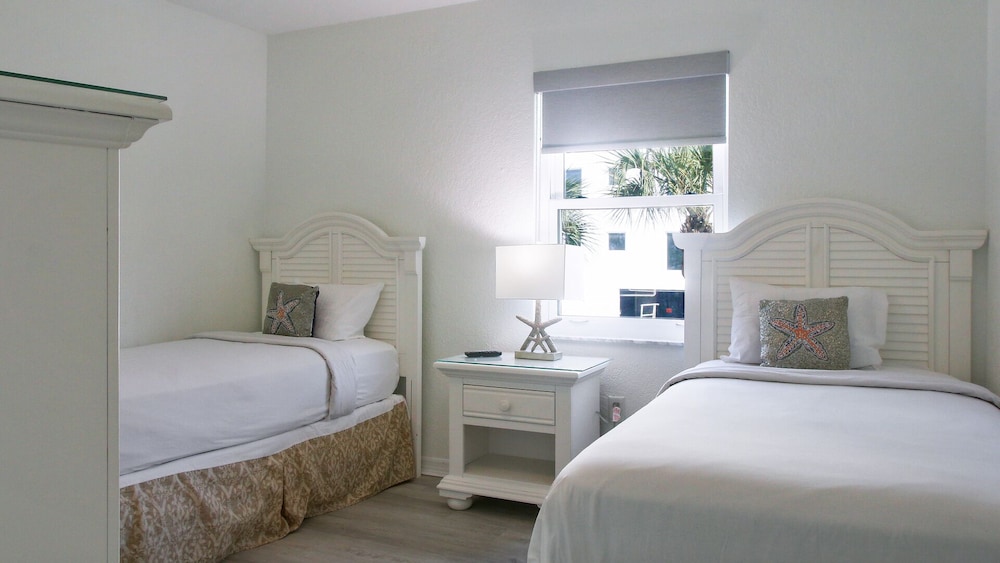 South Beach Condo Hotel 25/50