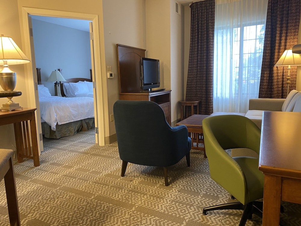 Staybridge Suites Milwaukee West-Oconomowoc 44/73