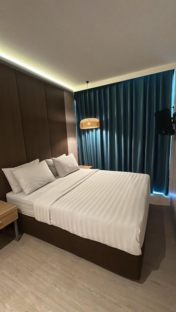 PREMIUM, STUDIO, SUITE