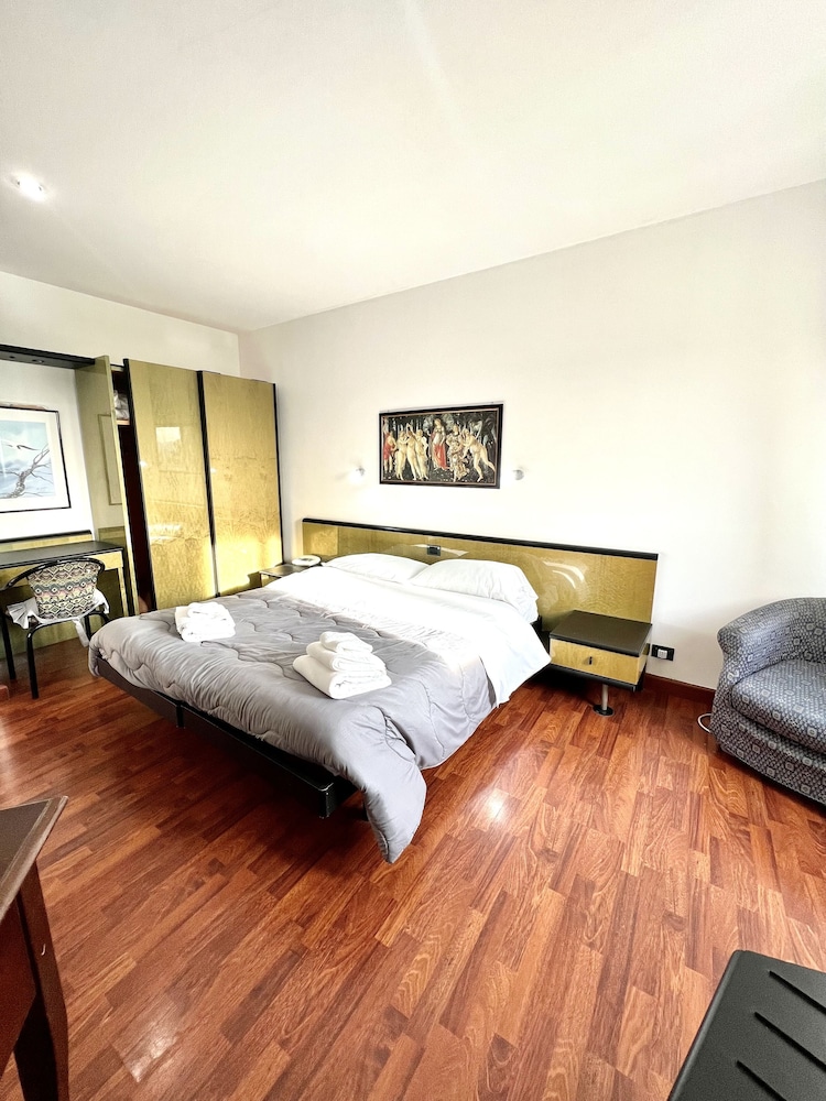ROOM, QUADRUPLE