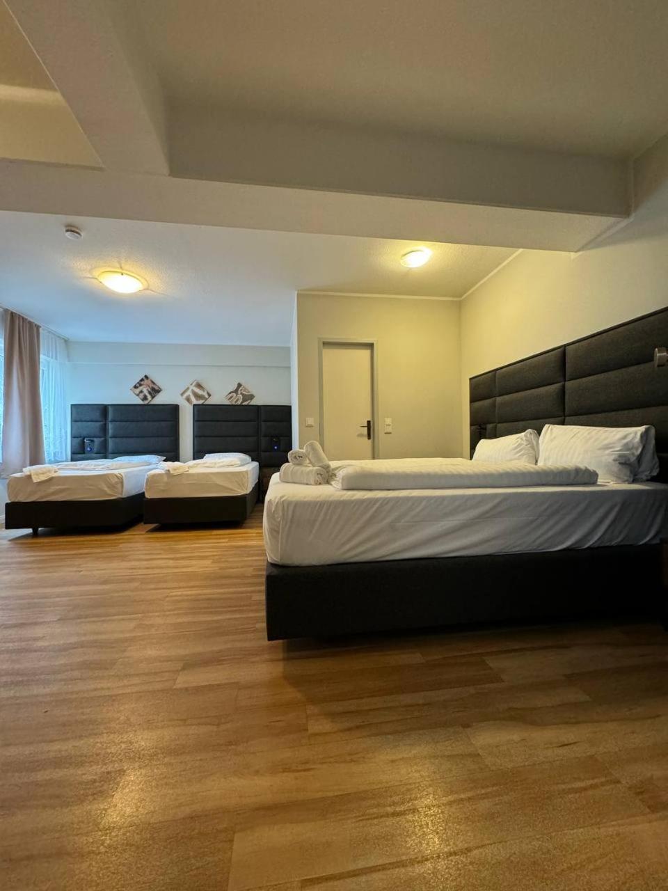 Room, Quadruple