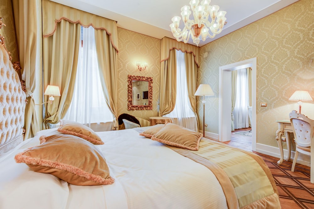 MASTER, SUITE