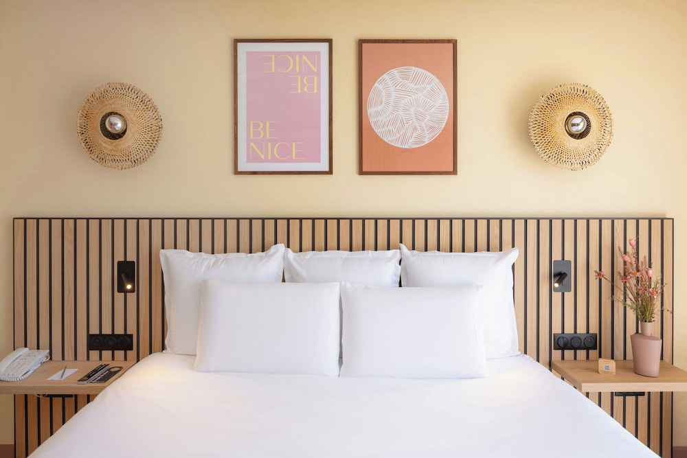 Room, Queen Bed, Garden View