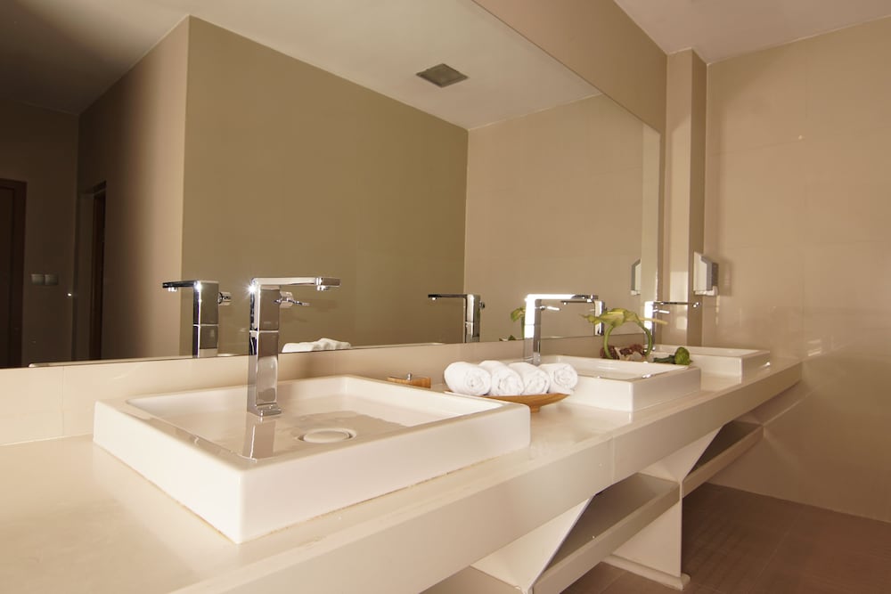 Dostyk Hotel 62/64