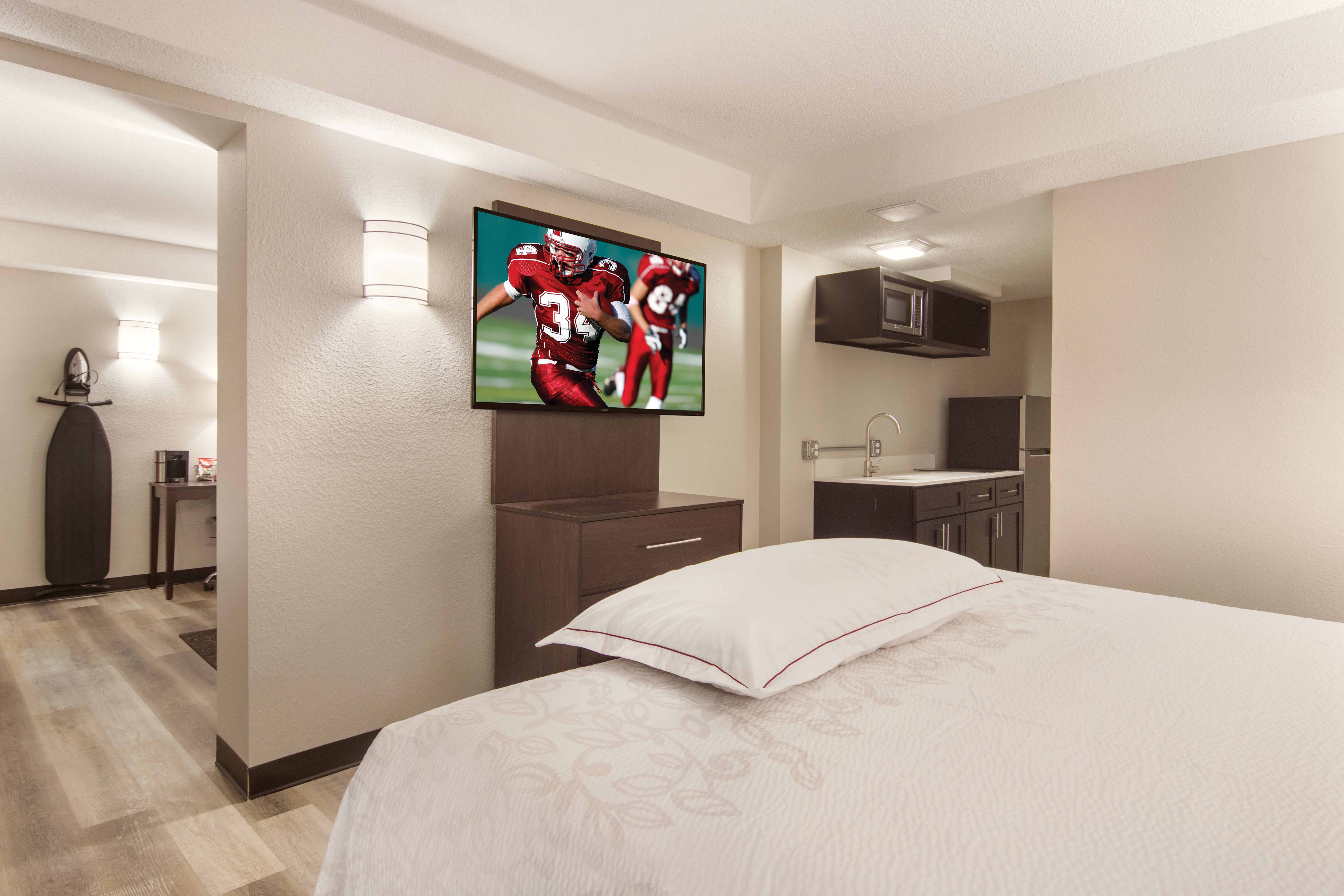 PREMIUM, SUITE, KING AND QUEEN BED, KITCHENETTE