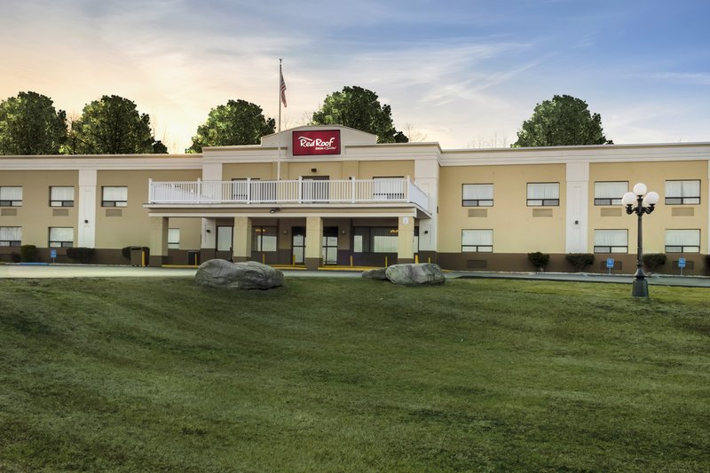 Red Roof Inn & Suites Newburgh - Stewart Airport/ West Point 20/20