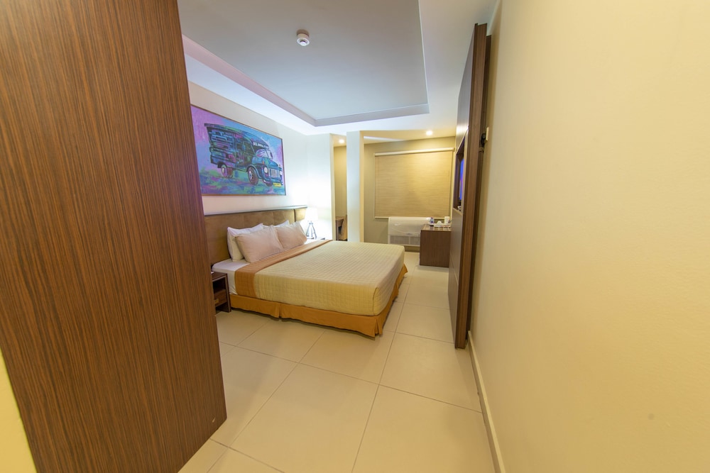 FrankieS Hotel 8/41