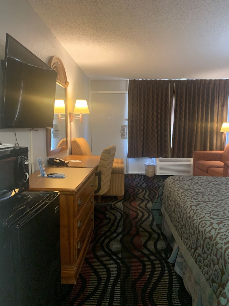 Days Inn by Wyndham Fort Myers 18/31