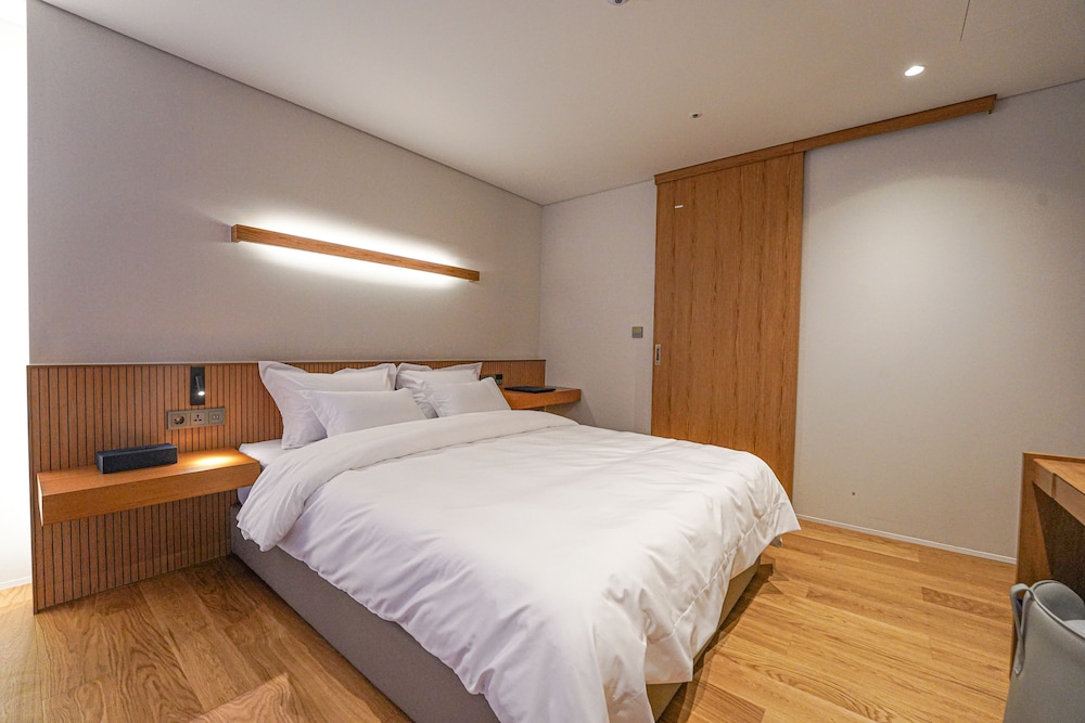 Hotel Ground 27 21/68