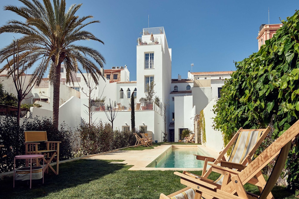 Cristine Bedfor Mahon Boutique Hotel 54/60