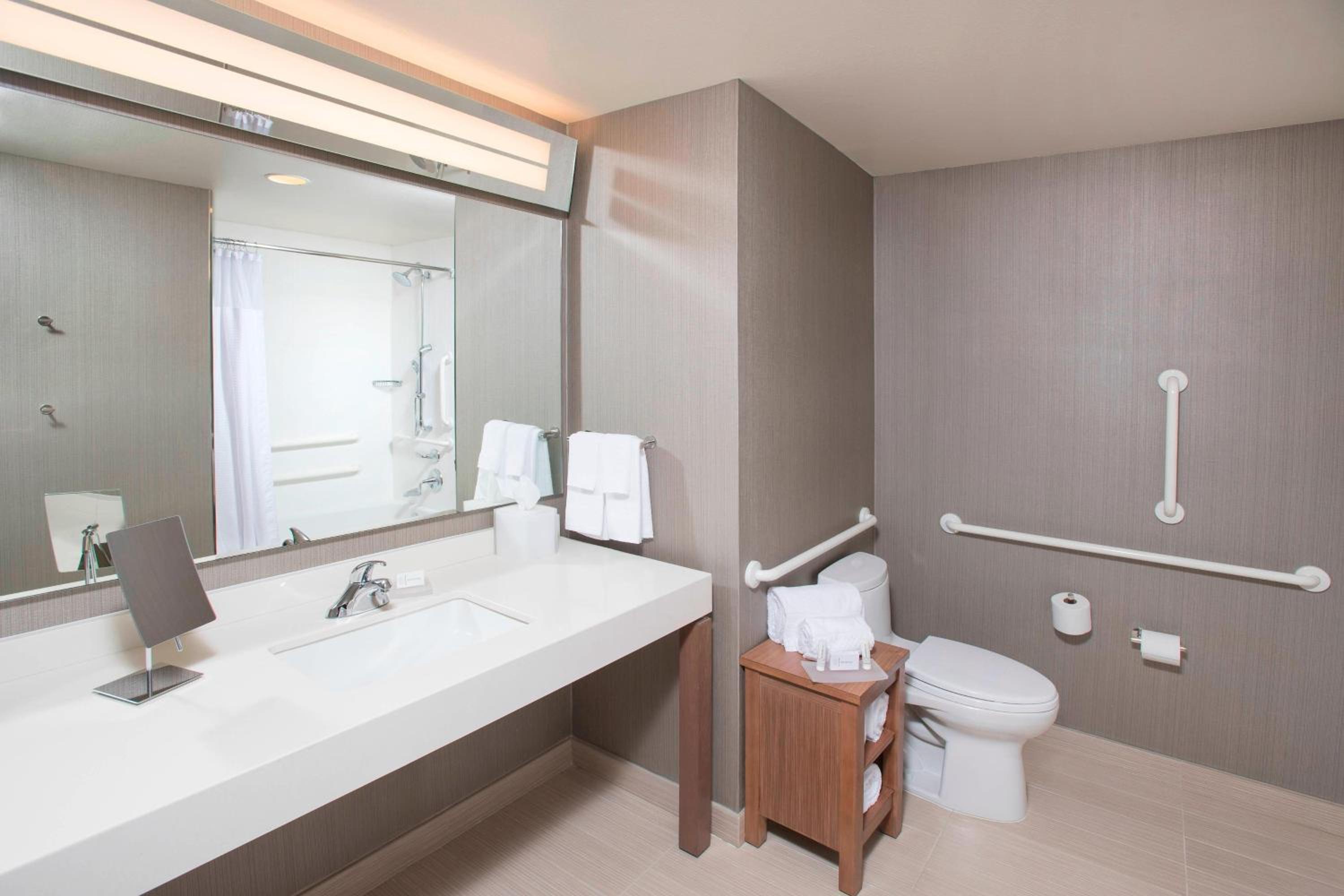 جناح تنفيذي بسرير كينج بغرفة نوم واحدة مع أريكة، Courtyard Redwood City 5/8