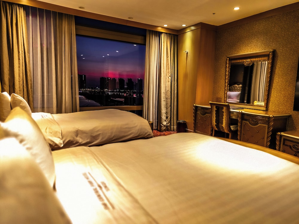 DELUXE, FAMILY, TWIN BEDS
