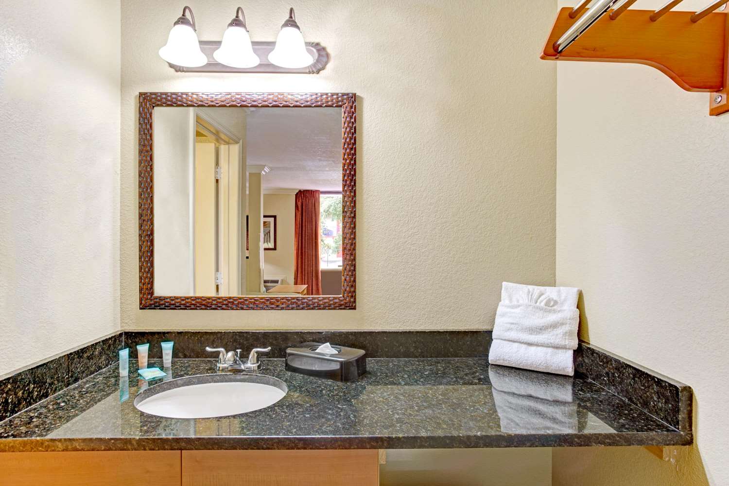 Days Inn By Wyndham Kissimmee West 8/9