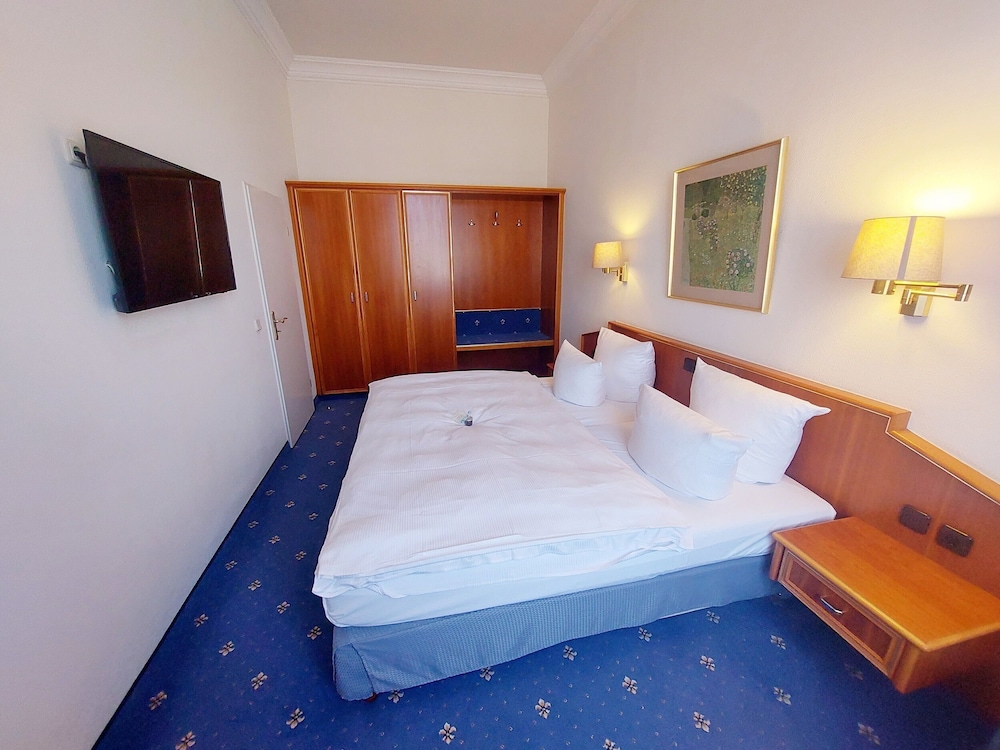 Bayerischer Hof Dresden 17/76