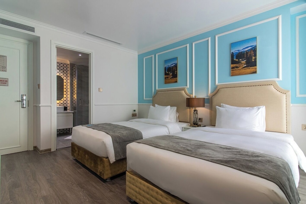 La Vague Hotel 12/20