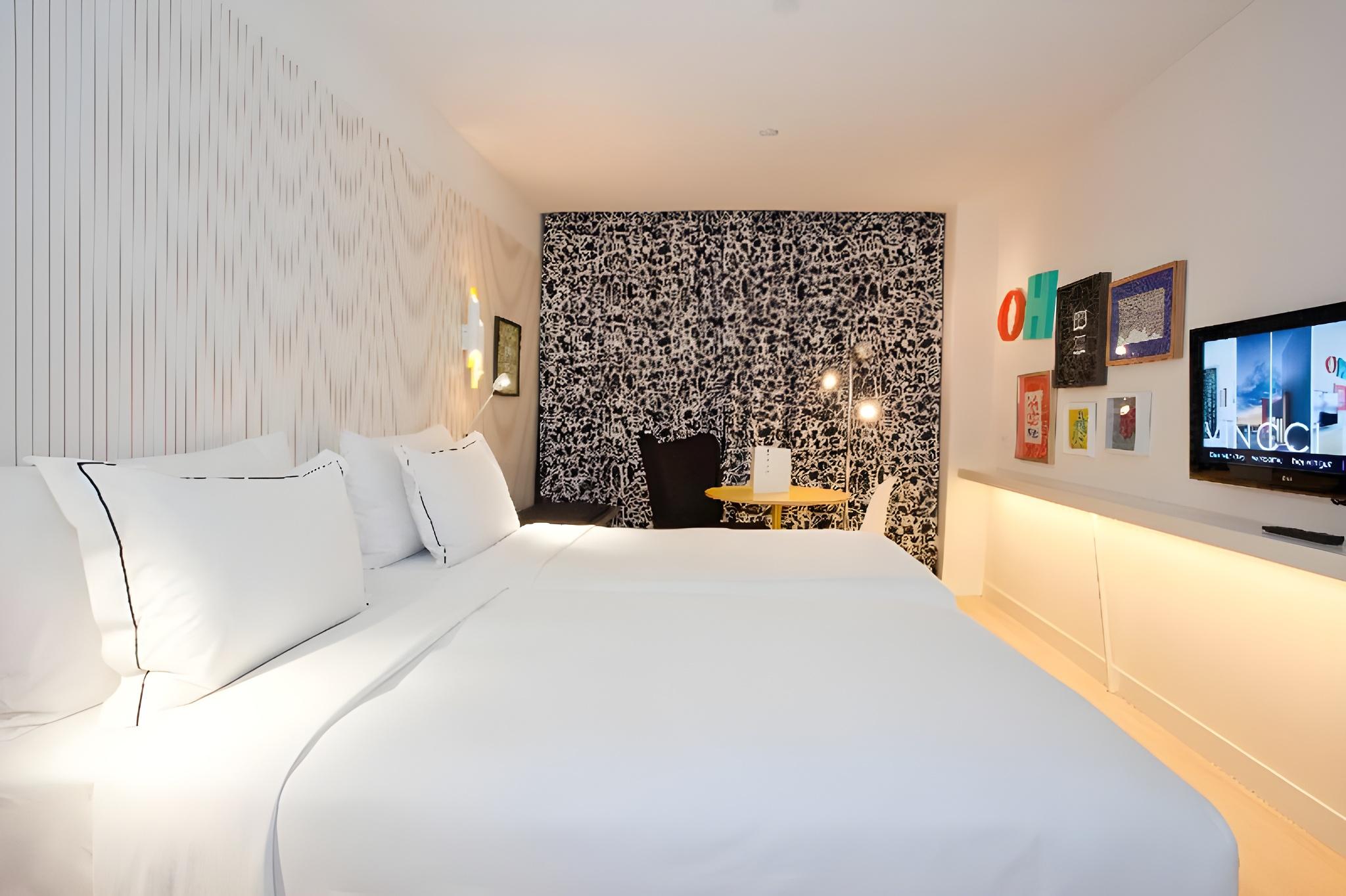 Room, Single, 2 Double Beds