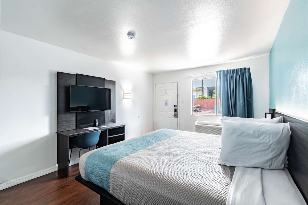 DELUXE, KING BED, SMOKING, ACCESSIBLE