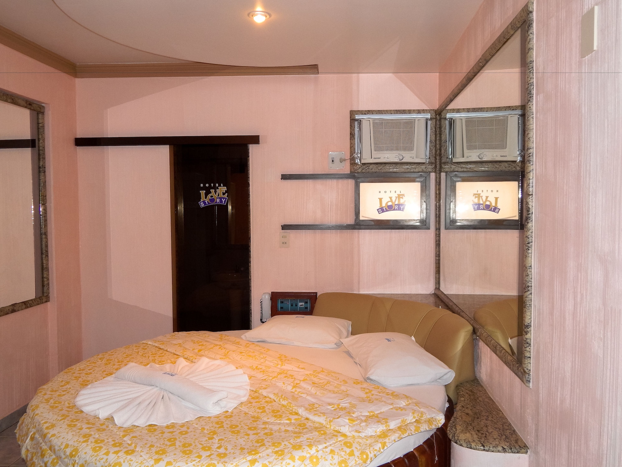 DELUXE, DOUBLE BED