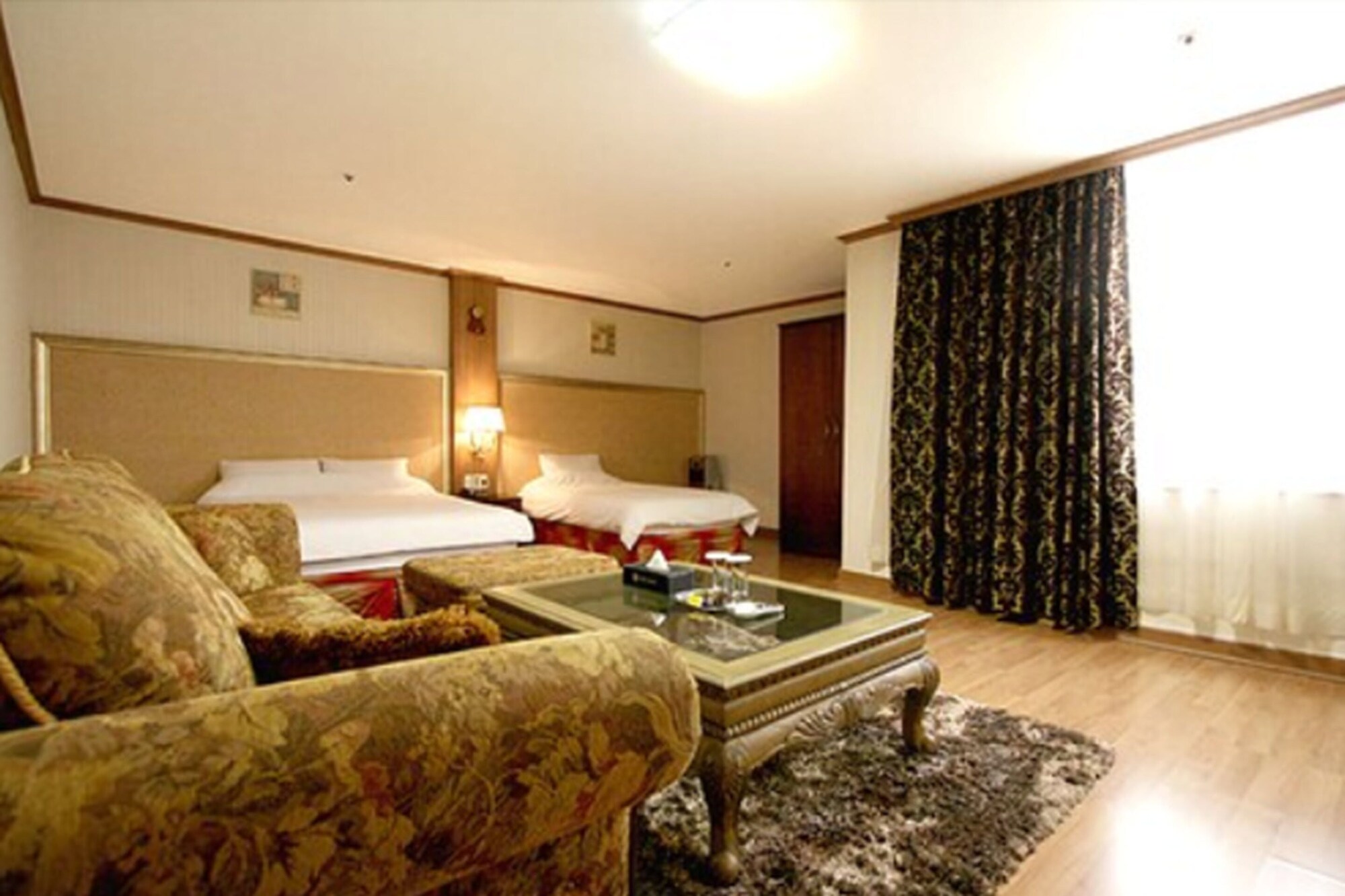 SEMI ROOM, SUITE