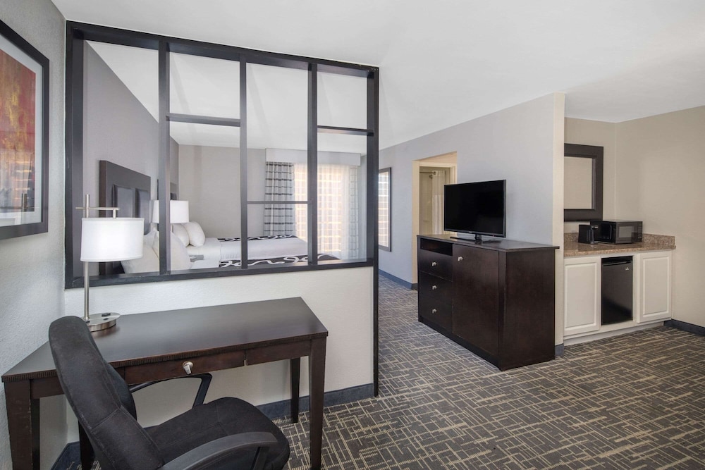 La Quinta Inn & Suites by Wyndham Atlanta Airport South 30/47